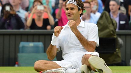 Roger Federer laisse &eacute;clater sa joie apr&egrave;s le point de la victoire en finale de Wimbledon face &agrave; Andy Murray, le 8 juillet 2012 &agrave; Wimbledon.&nbsp; (LEON NEAL / AFP)