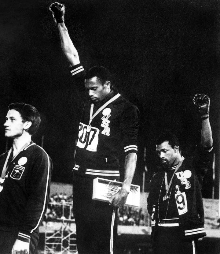 Aux Jeux olympiques de Mexico en 1968, les athlètes américains Tommie Smith et John Carlos lèvent leurs poings pour protester contre les inégalités raciales. &nbsp; (EPU/AFP)