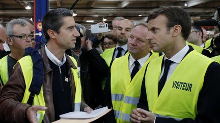 François Ruffin et Emmanuel Macron, lors d'une visite à l'usine Whirlpool d'Amiens, le 3 octobre 2017. (PHILIPPE WOJAZER / POOL / AFP)