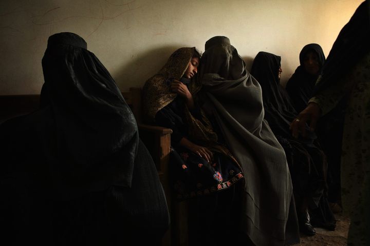 Une mère et sa fille en attente de soins urgents.
Hôpital Boost, Lashkar Gah (capitale de la province du Helmand), Afghanistan. Février 2014.
 (Andrew Quilty / Agence VU’)