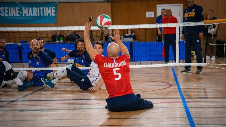 Le libéro de l'équipe de France de volley assis, Cyrille Chahboune, lors des championnats d'Europe en 2022. (DR)