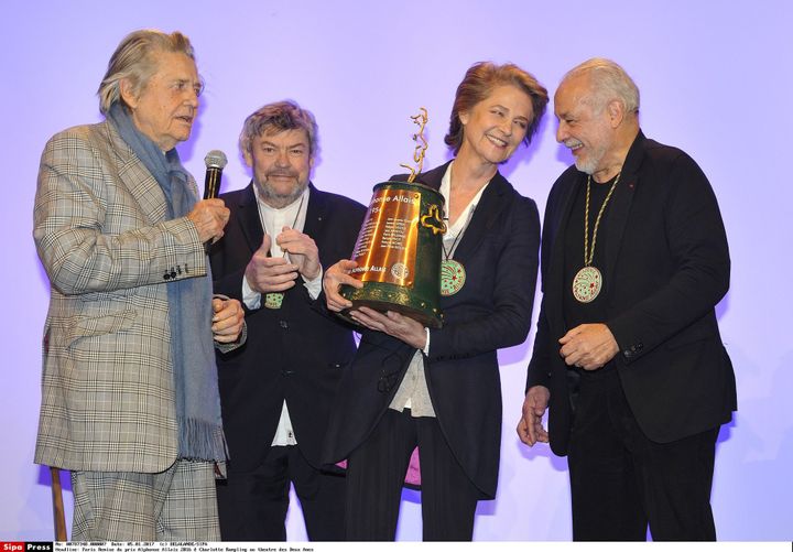 Charlotte Rampling reçoit le prix Alphonse-Allais, en compagnie de l'acteur et réalisateur Jean-Pierre Mocky (à gauche), Alain Casabona au milieu et l'acteur Francis Perrin.
 (Delalande / SIPA)