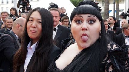 Séance de langues vivantes par Beth Ditto, du groupe Gossip, et son amie
 (AFP)