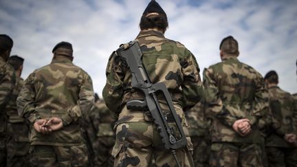 Des soldats de l'opération Sentinelle, le 25 juillet 2016, au fort de Vincennes, à&nbsp;Paris, lors d'une visite de François Hollande et du ministre de la Défense, Jean-Yves Le Drian. (IAN LANGSDON / AFP)