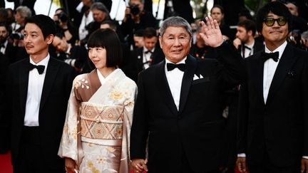 Le réalisateur japonais Takeshi Kitano salue le public et présente son ultime long-métrage. (CHRISTOPHE SIMON / AFP)