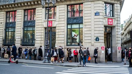 Des clients attendent devant un magasin Uniglo à Paris, lors des soldes d'hiver 2021. L'enseigne japonaise fait l'objet d'une enquête pour recel de crimes contre l'humanité, en lien avec les camps de travail forcé ouïghours en Chine.&nbsp; (BRUNO LEVESQUE / MAXPPP)