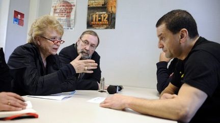 Eva Joly et Jean-François Baillon (EELV) face aux membres d’AC le Feu le 12 mars à Clichy-sous-Bois (AFP PHOTO / BERTRAND GUAY)