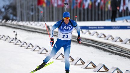 Quentin Fillon-Maillet a franchi la ligne en première position pour s'adjuger le premier titre olympique de l'équipe de France, le 8 février 2022. (JEWEL SAMAD / AFP)