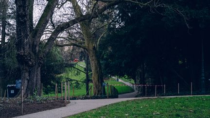 Le parc des Buttes-Chaumont à Paris, fermé lors des investigations après la découverte d'un corps démembré, le 13 février 2023. (MARIE MAGNIN / HANS LUCAS / AFP)