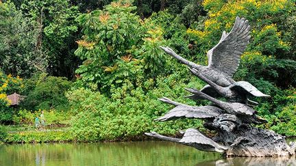 Le Symphony lac, l’Eco-Lac et Le Lac des cygnes sont les trois principaux points d’eau du jardin. Autour, de nombreux concerts de musiques y sont donnés. (AFP PHOTO / ROSLAN RAHMAN)