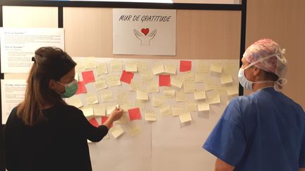 Un "mur de gratitude" a été installé à l'hôpital privé Drôme-Ardèche, après la première vague de Covid-19, pour que les soignants, les patients et les visiteurs puissent exprimer leur reconnaissance. (HOPITAL PRIVE DROME ARDECHE)