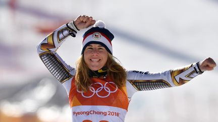 Ester Ledecka célèbre&nbsp;sa médaille d'or au Super-G de Pyeongchang&nbsp;(Corée du Sud), le 17 février 2018. (FRANK HOERMANN / SVEN SIMON / AFP)