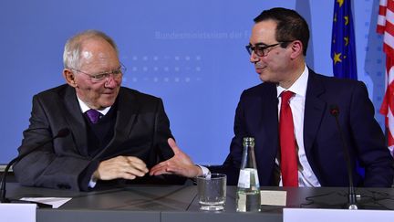 Wolfgang Schaüble (à gauche) et Steven Mnuchin (à droite) à Berlin, en Allemagne, le 16 mars 2017 (JOHN MACDOUGALL / AFP)