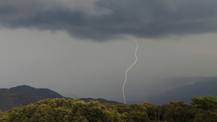 Un éclair&nbsp;près de&nbsp;Cognocoli-Monticchi (Corse-du-Sud), le 11 août 2022. (PASCAL POCHARD-CASABIANCA / AFP)