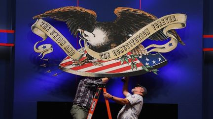 Des techniciens installent le d&eacute;cor du dernier d&eacute;bat pr&eacute;sidentiel entre Barack Obama et Mitt Romney, &agrave; l'universit&eacute; Lynn de Boca Raton (Floride, Etats-Unis), le 21 octobre 2012. (JOE RAEDLE / GETTY IMAGES NORTH AMERICA)