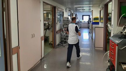 Le&nbsp;service des soins intensifs du site Sainte-Elisabeth des Cliniques de l’Europe, à Bruxelles, le 29 novembre 2021. (ANGELIQUE BOUIN / RADIO FRANCE)