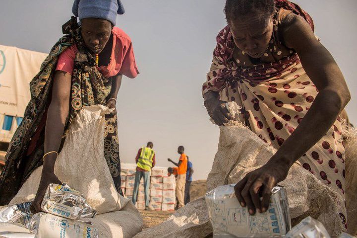 Distribution de l'aide alimentaire aux déplacés du camp de Bentiu au Soudan du Sud. Ouvert en janvier 2014, il ;accueille plus de 20.000 menages. (Photo AFP/Stefanie Glinski)