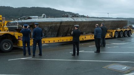 Des officiers photographient le "narco sous-marin" intercepté en Espagne, à Aldan, le 27 novembre 2019. (LALO R. VILLAR / AFP)