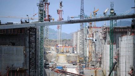 Chantier de l'élargissement du canal de Panama, le 5 février 2014. Une rallonge budgétaire de 1,2 milliard d'euros est réclamée par le groupe GUPC, chargé des travaux. (AFP PHOTO / Rodrigo ARANGUA)