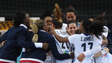 Au Mondial de handball, les Bleues accèdent à leur troisième demi-finale d'affilée après les JO de Rio et l'Euro-2016. (HENDRIK SCHMIDT / DPA / AFP)