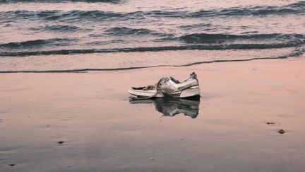 A shoe abandoned on the beach in Wimereux (Pas-de-Calais), after a group of people tried to cross the Channel by boat to England, January 14, 2024. (ANNA MARGUERITAT / HANS LUCAS / AFP)