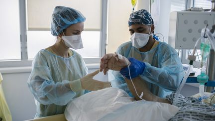 Des soignants de l'hôpital Pompidou, à Paris, lors de la troisième vague de l'épidémie de Covid-19, le 15 mars 2021. (ARNAUD DUMONTIER / MAXPPP)