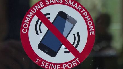 Seine-et-Marne : une commune interdit les smartphones dans la rue (France 2)