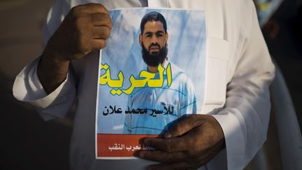  (Un homme tient un portrait de Mohammed Aalan lors d'une manifestation de soutien © REUTERS/Amir Cohen)