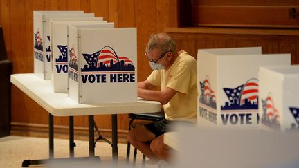 Un électeur remplit un bulletin de vote lors d'un scrutin à Saint-Louis, dans le Missouri (Etats-Unis), le 4 août 2020. (MICHAEL B. THOMAS / GETTY IMAGES NORTH AMERICA / AFP)