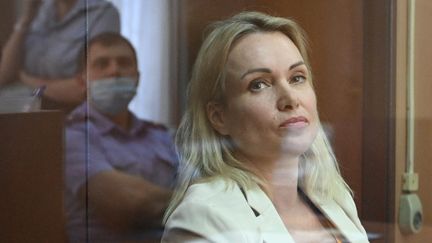 Marina Ovsiannikova, la journaliste russe qui a dénoncé la guerre en Ukraine à la télévision, le 11 août&nbsp;2022 au tribunal de Moscou (Russie). (NATALIA KOLESNIKOVA / AFP)