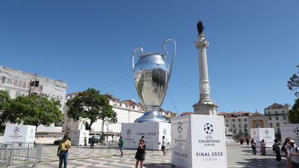 Une réplique géante du&nbsp;trophée de la Ligue des champions exposée à Lisbonne où se déroule la compétition, le 13 août 2020.&nbsp; (ARNAUD JOURNOIS / MAXPPP)