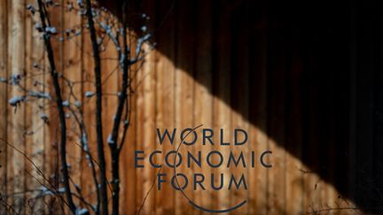 Le centre des congrès où se tient le Forum économique mondial de Davos, en Suisse, le 16 janvier 2023. (FABRICE COFFRINI / AFP)