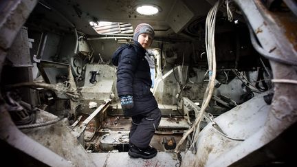  (Un enfant dans un char russe détruit à Kiev en Ukraine,  le 23 février 2015 © Maxppp)