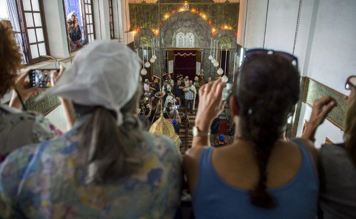 Cérémonie religieuse dans une synagogue du Mellah, le 13 octobre 2017, à l'occasion de la fête de Souccot, la fête des Cabanes. (FADEL SENNA / AFP)