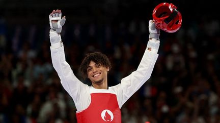 Cyrian Ravet célèbre sa médaille de bronze pour les Jeux de Paris, le 7 août 2024. (DAVID GRAY / AFP)