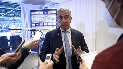 Le président de la Fédération&nbsp;internationale&nbsp;de hockey sur glace,&nbsp;Luc Tardif, en conférence de presse, en Finlande, le 11 novembre 2021. (ANTTI AIMO-KOIVISTO / LEHTIKUVA / AFP)