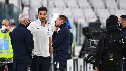 Le guardien de la Juventus de Turin discute avec son staff le 4 octobre 2020. La rencontre avec Naples n'a pas pu avoir lieu car les joueurs napolitains de ne sont pas présentés en raison de l'épidémie de Covid-19. (VINCENZO PINTO / AFP)