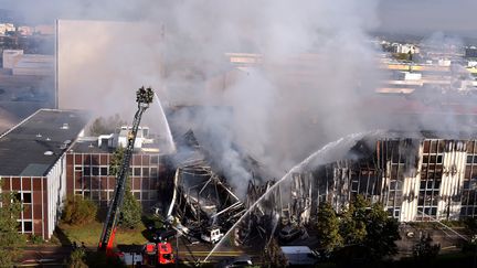 Un incendie s'est déclaré dans une pépinière d'entreprises à Villeurbanne (Métropole de Lyon), le 8 octobre 2019.&nbsp; (ROMAIN LAFABREGUE / AFP)