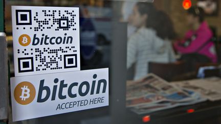 Dans ce caf&eacute; de Vancouver (Canada), une machine &agrave; convertir des dollars en bitcoins a &eacute;t&eacute; install&eacute;e le 28 octobre 2013. (ANDY CLARK / REUTERS)