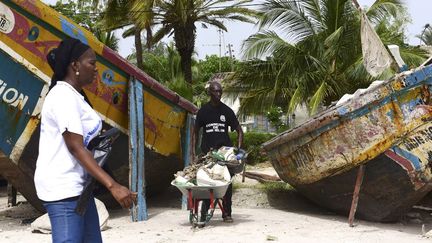 pour venir à bout des déchets qui jonchaient une partie du rivage de la baie de Hann. Les photos des berges parsemées de cadavres d'animaux, de détritus, et maculées de quantité de produits chimiques ont témoigné de l'état désastreux du site. Bordée d'industries et d'habitations qui déversent sans discernement, ni précautions, leurs eaux usées industrielles ou domestiques, la baie est victime d'une pollution souvent fatale à la faune sauvage locale et néfaste pour l'homme. Les volontaires encadrés par des associations dédiées à la dépollution de la baie ont agi pour alerter et mobiliser. Macky Sall, le président du Sénégal, insiste pour que cette dépollution soit faite rapidement. Les Pays-Bas ont fait un don de 20 millions d'euros qui, couplé à une subvention de l'Agence française de Développement, a permis de boucler le budget nécessaire à la réalisation de ce chantier. La baie de Hann attend maintenant de retrouver sa splendeur d'antan. (SEYLLOU / AFP)