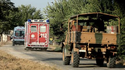 L'arm&eacute;e turque et les secours sur la route, pr&egrave;s de Kilis (Turquie), apr&egrave;s un accrochage meurtrier entre l'arm&eacute;e turque et les jihadistes &agrave; la fronti&egrave;re turco-syrienne, le 23 juillet 2015.&nbsp; (VELI GURGAH / ANADOLU AGENCY / AFP)