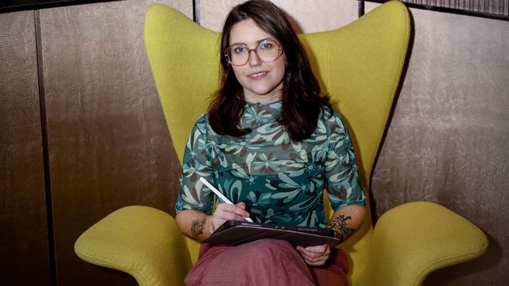 L'autrice de bandes dessinées Natacha Ratto à l'hôtel Saint-Gelaisau au 51e Festival d'Angoulême, le 26 janvier 2024. (YOHAN BONNET / AFP)