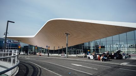 Des voyageurs arrivent à l'aéroport de Helsinki, en Finlande, le 19 août 2022. (ALESSANDRO RAMPAZZO / AFP)