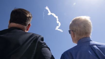 Le chef d'état-major adjoint de la Nasa, Bale Dalton (à gauche), et l'administrateur de la Nasa, Bill Nelson (à droite), regardent le lancement d'une fusée Falcon 9 de SpaceX, à&nbsp;Cap Canaveral, en Floride (Etats-Unis), le 8 avril 2022.&nbsp; (JOEL KOWSKY / NASA / AFP)