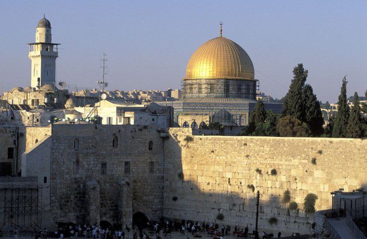 Jérusalem avec au premier plan le Mur des Lamentations et au-dessus l'Esplanade des Mosquées avec le Dôme du Rocher (et sa coupole dorée). (AMANTINI-ANA/AFP)