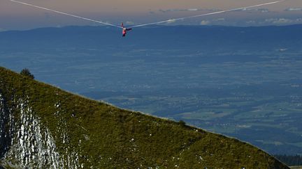 Le Suisse Samuel Volery a chut&eacute; sur la ligne la plus longue, celle de 495 m&egrave;tres. Les athl&egrave;tes disposent d'un mousqueton reli&eacute; &agrave; une corde. (DENIS BALIBOUSE / REUTERS)