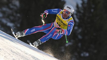 Le skieur tricolore Johan Clarey lors de la descente de Bormio en Italie le 28 décembre 2021 en Coupe du monde de ski alpin. (FABRICE COFFRINI / AFP)