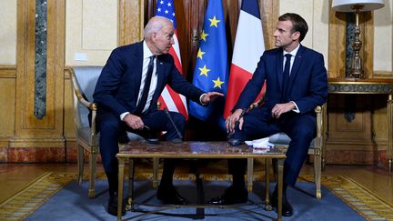 Le président français Emmanuel Macron (à droite) et le président américain Joe Biden (à gauche) se rencontrent à l'ambassade de France au Vatican, à Rome, le 29 octobre 2021. (BRENDAN SMIALOWSKI / AFP)