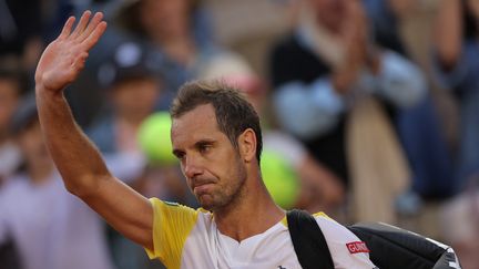 Richard Gasquet après sa défaite au premier tour de Roland-Garros contre Arthur Rinderknech, le 30 mai 2023. (THOMAS SAMSON / AFP)