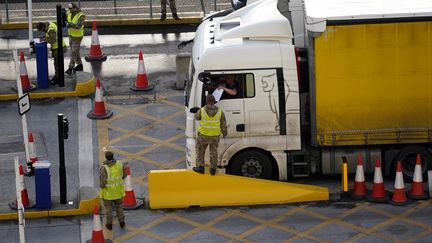 Un chauffeur routier entre dans le port de Douvres, au Royaume-Uni, le 25 décembre 2020. (NIKLAS HALLE'N / AFP)